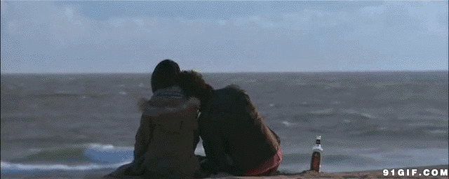 情侣依偎在海边动态图:情侣,海边,背影