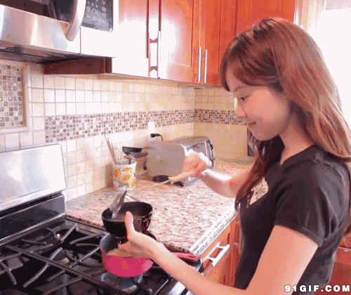 女孩厨房盛汤动态图
