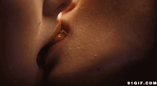 恋人甜蜜的热吻动态图:亲吻