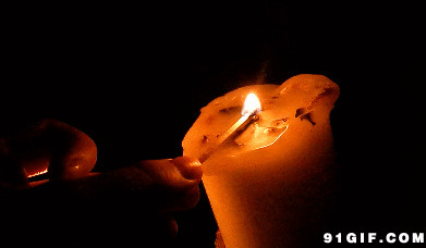 火柴点燃蜡烛动态图:蜡烛,烛光