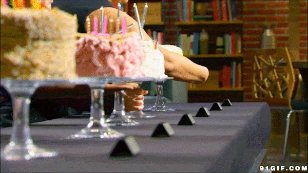 各式蛋糕摆放桌上动态图:蛋糕,生日蛋糕