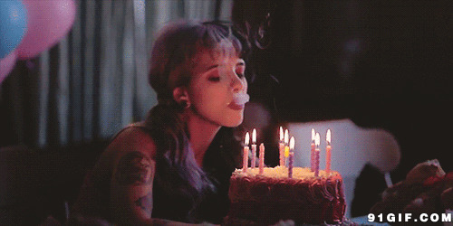 孤独抽烟图片:孤单,生日,蛋糕