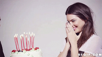 少女面对生日蛋糕喜悦心情动态图:生日,蛋糕,生日蛋糕