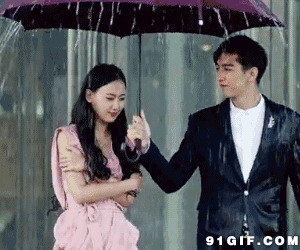 帅哥雨中给女友打伞动态图:下雨,打伞,淋雨,雨伞