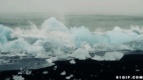 海上浪花冲击冰山动态图