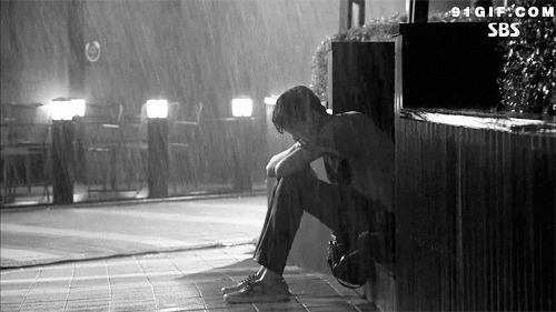 男人夜晚街头孤独淋雨动态图