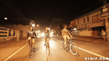 豪放姑娘夜间踩单车动态图