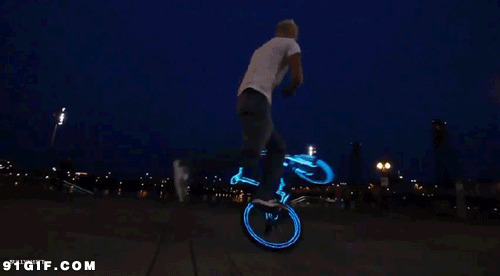 男子夜光单车耍特技动态图:单车,夜光,特技,自行车