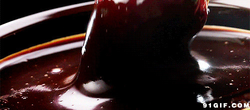 一颗草莓沾巧克力汁动态图