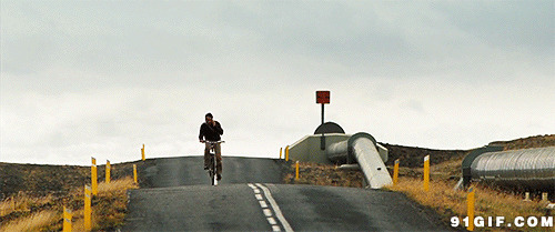 男子单手骑车上坡动态图:骑车,上坡,自行车