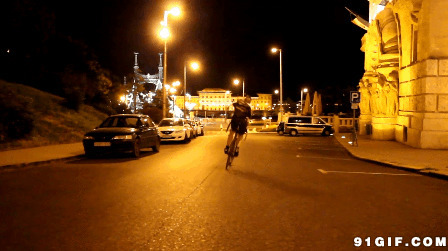 路灯下快速骑车动态图:骑车,车手,自行车