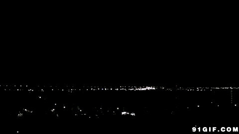 黑漆漆的夜晚城市上空电闪雷鸣动态图