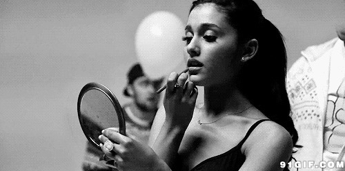 少女看镜子画嘴唇动态图