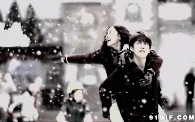 背着女友走在漫天飞舞的街上动态图:情侣,下雪,