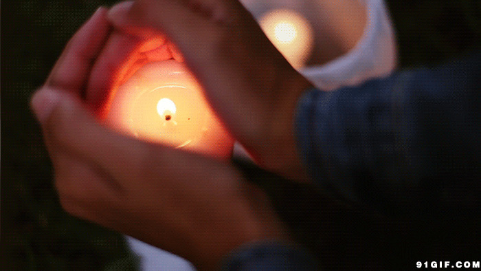 双手虔诚的捧着蜡烛灯动态图:蜡烛,火焰