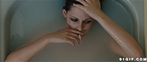 泡浴缸抽烟的女人动态图:泡澡,抽烟