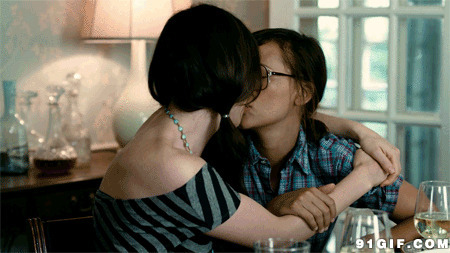 两个美女热吻动态图:同性恋