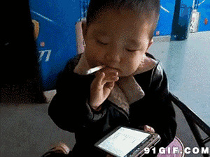 小屁孩抽烟玩手机搞笑动态图:抽烟,小孩抽烟