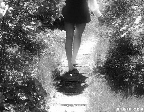 美女赤脚走路图片:赤脚,走路,短裙