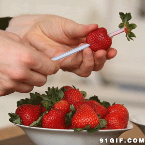 吸管巧妙去除草莓叶头动态图:草莓