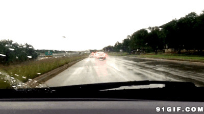 雨天公路开车动态图