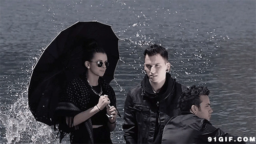 三个酷哥在海边动态图片:雨伞,打伞
