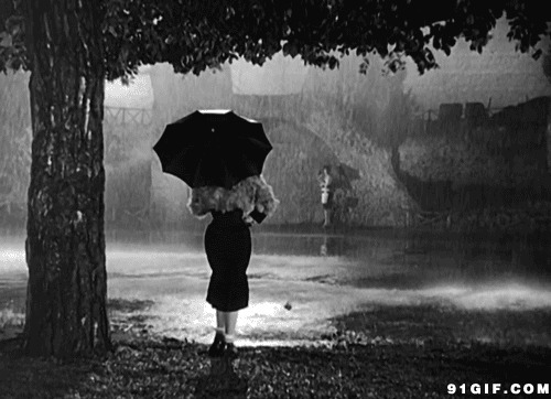 大树下撑伞女人动态图片:撑伞,下雨,雨伞,打伞