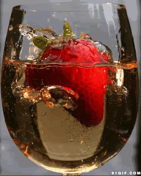 红酒杯里泡草莓动态图片:泡酒,草莓