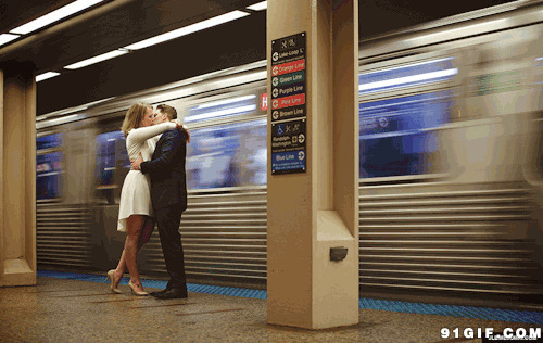 站台情侣拥抱吻别动态图:吻别,亲吻,火车