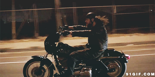 男人骑摩托车图片