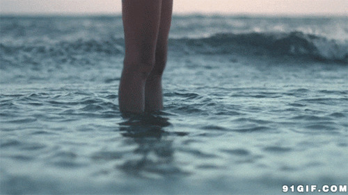 人在海里的唯美图片:站立,大海,唯美