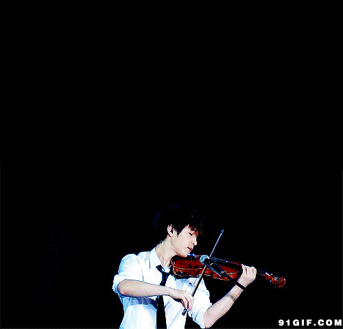 男生拉小提琴图片