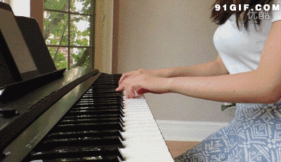 女孩弹钢琴的图片:弹钢琴,性感,弹琴