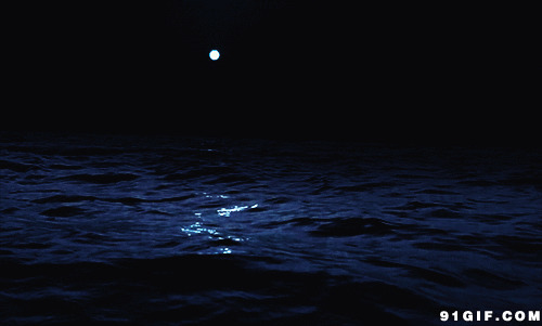 月亮水中倒影摄影图片