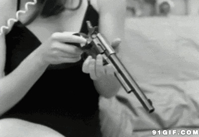 女人玩左轮手枪动态图:手枪,摆弄,枪支