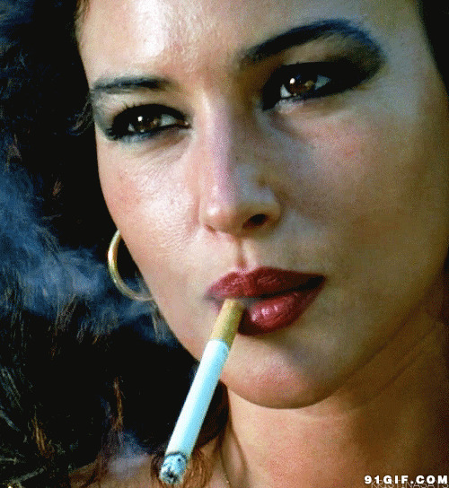 外国女人吸烟gif图片