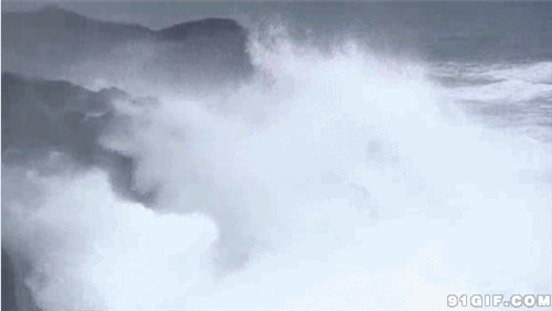 巨浪拍打岸边岩石图片:巨浪