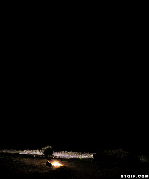 午夜海边点火取暖图片:取暖