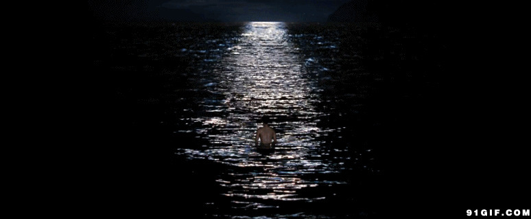 午夜海中的男人图片:游泳