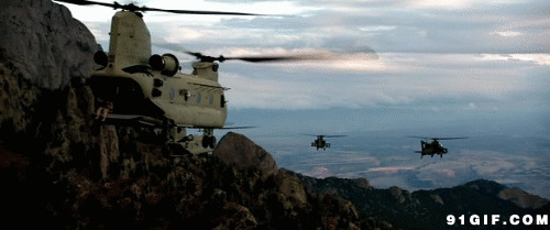 直升机飞越高山gif图片:直升飞机
