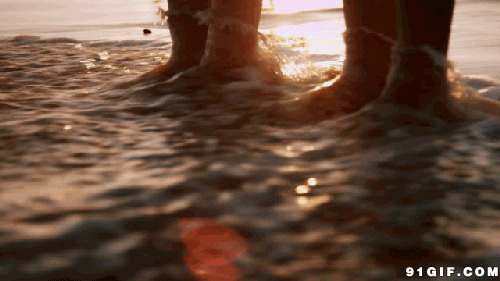 赤脚沙滩泡海水图片