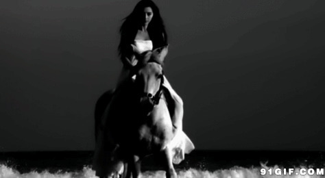 女人海滩骑马动态图:骑马