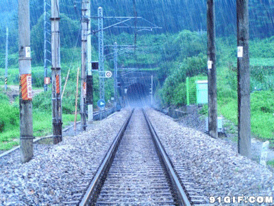 雨中看火车隧道gif图