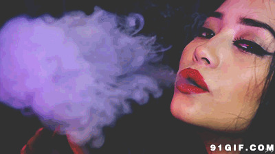 抽烟女人腾云驾雾闪图