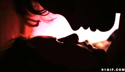 男女甜蜜之吻唯美图片:亲吻