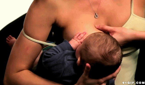 母亲抱婴儿喂奶动态图