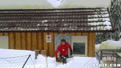屋顶铲雪跌落搞笑图片
