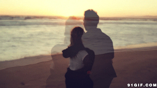 海边浪漫情侣拥抱图片
