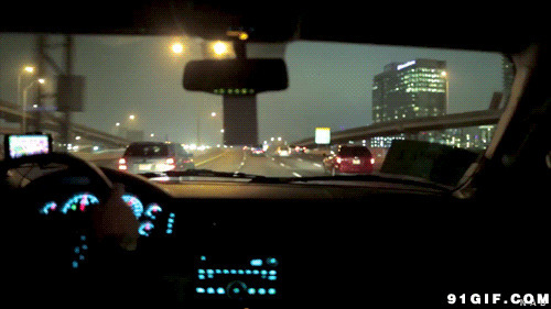 夜间公路开车动态图片:开车