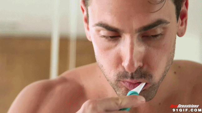 欧美男人刷牙gif图片:刷牙